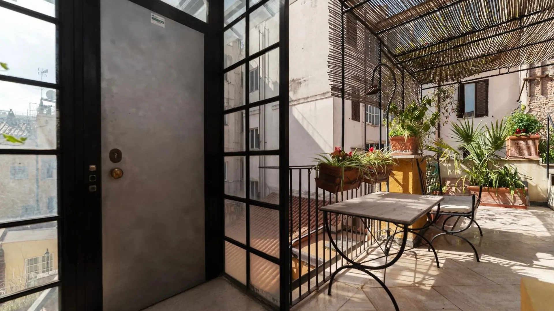 ホームステイ White Room With Bathroom And Shared Terrace ローマ イタリア