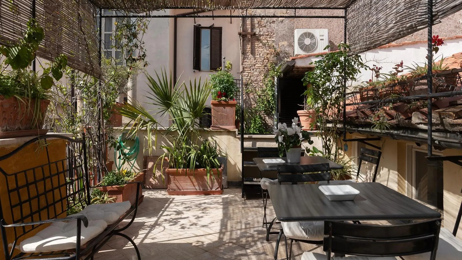 White Room With Bathroom And Shared Terrace ローマ 0*,  イタリア