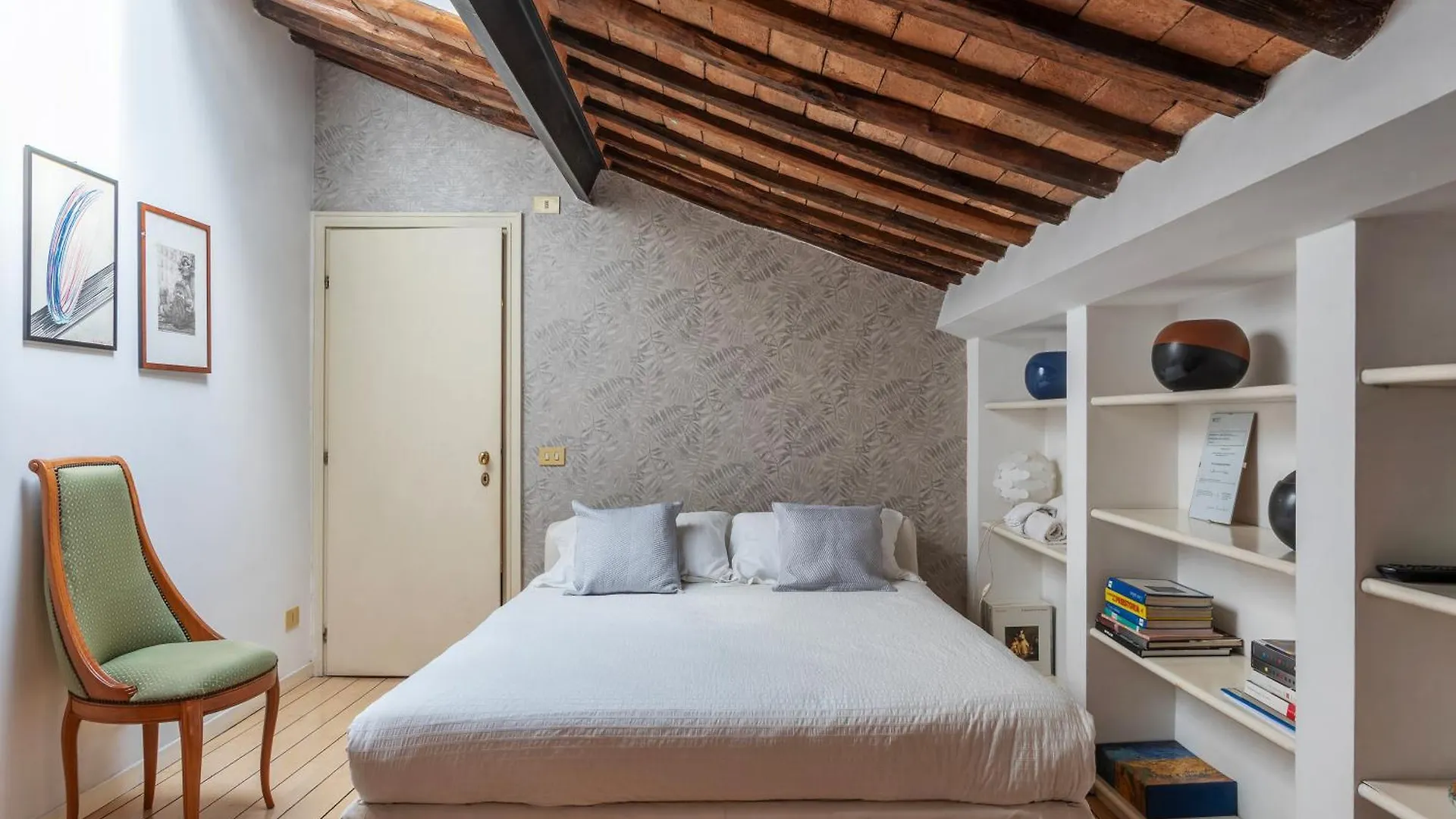 White Room With Bathroom And Shared Terrace ローマ 0*,  イタリア